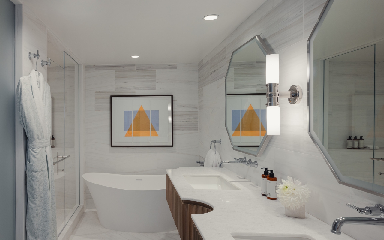 Regent King Bed Guestroom Bathroom