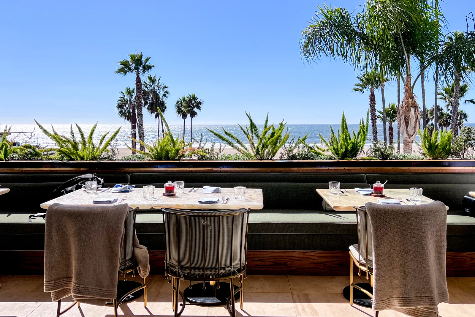 beachfront restaurant seating